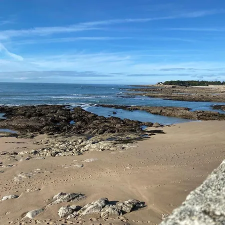 2 Personnes, Les Pieds Dans Le Sable *